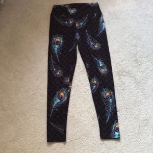 EUC LuLaRoe OS peacock leggings, black bkgrd HTF!